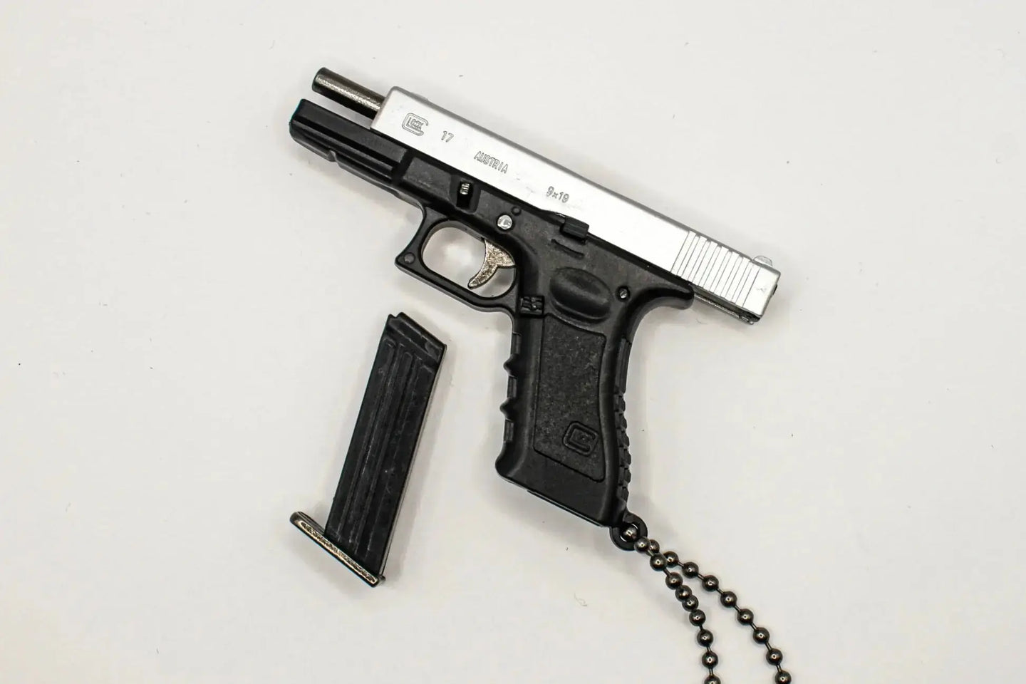 G17 Mini Pistol Keychain – 1:3 Metal (Black/Silver)
